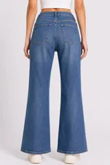Pantalon jean de tiro medio con corte recto y acabado lavado en color gris oscuro.