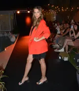 Blazer sastrero de corte estructurado en color rojo intenso, con solapas clásicas, manga larga y largo a la cadera.