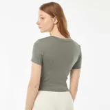 Camiseta cropped de manga corta color verde militar, con cuello redondo y corte ajustado.