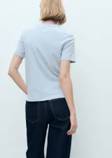 Camiseta celeste de corte recto, con cuello redondo y mangas cortas, confeccionada en tejido de algodón de gramaje medio.