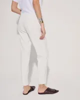 Pantalón cigarette blanco de tela techno italiana, tiro medio, cintura elastizada en la espalda, cierre y snap metálico en delantero, bolsillos laterales con cierre y recorte en la pierna con cierre en la botamanga.