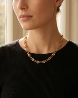 Collar de eslabones rectangulares unidos por nudos decorativos, con acabado en baño de oro.