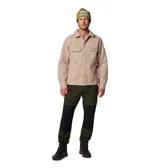 Campera tipo sobrecamisa Columbia de estilo retro, confeccionada en tejido de textura suave color beige. Presenta cierre frontal con botones, cuello clásico, dos bolsillos frontales con solapa y un anillo en D metálico en el bolsillo derecho. Incluye etiqueta de la marca en el bolsillo izquierdo.