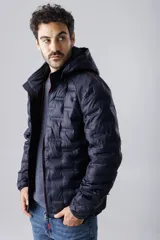 Campera de nylon termosellada con capucha, color azul marino, con cierre frontal y detalles en color naranja en el borde del cierre y costuras de la capucha.