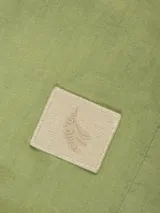 Camisa blanca de manga larga con corte regular en tejido lino-viscosa, ideal para los días de verano. Tiene botones de madera y parche con logo de la marca.