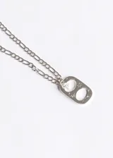 Cadena de acero quirúrgico plateado con eslabones tipo fígaro y dije con forma de chapita con dos círculos calados y estrellas grabadas.