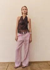 Pantalón de tiro medio confeccionado en 100% ramio, con diseño recto y largo, con patrón de rayas verticales y cintura ajustable.