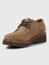 Zapato de estilo casual confeccionado en descarne color marrón, con diseño de cordones, ojales metálicos y suela gruesa de EVA.