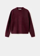 Sweater de punto medio color bordó, de silueta recta, manga larga y cuello redondo.