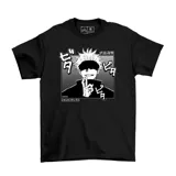 Remera negra de manga corta con estampado gráfico frontal en blanco y negro del personaje Gojo Satoru de la serie Jujutsu Kaisen.