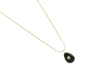 Collar de acero con baño de oro y cadena fina, con dije de piedra natural ónix en forma de gota y circonia central color verde oliva.
