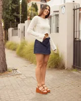 Sandalias de cuero color suela con plataforma corrida y tres tiras finas en el empeine. Cuentan con una tira ajustable en el talón con hebilla metálica.