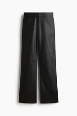 Pantalón de cuero sintético negro con corte bootcut, cierre frontal con botón oculto y costuras decorativas sobre las rodillas.