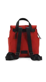 Mochila de diseño compacto con tapa frontal y cierre de hebilla tipo clip. Cuenta con correas ajustables, asa superior, bolsillos laterales y bolsillo trasero con cierre.