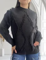 Sweater negro de punto con cuello redondo y mangas largas. Presenta detalles de flecos en forma de rombos en la parte delantera y en las mangas.
