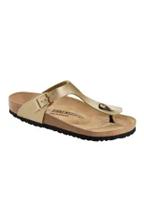 Sandalias Birkenstock Gizeh color dorado con tira delgada entre los dedos y hebilla lateral ajustable.