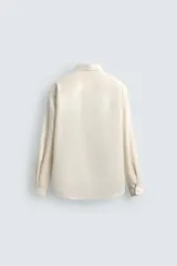 Camisa de corte regular fit confeccionada en una mezcla de algodón y lana. Presenta cuello solapa, manga larga con puños abotonados y cierre frontal con botonadura.
