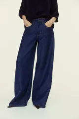Jean wide leg de tiro alto en denim azul oscuro, de cinco bolsillos, confeccionado en mezcla de algodón y lyocell.