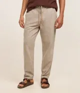Pantalón masculino de corte relajado confeccionado en tejido oxford de algodón. Presenta cintura con trabillas y lazo ajustable, bolsillos laterales y traseros.