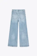 Jeans de tiro alto y corte ancho (wide leg) hasta el tobillo, confeccionados en denim azul de efecto lavado. Presenta cinco bolsillos y cierre frontal con cremallera y botón.