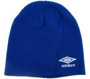 Gorro tipo beanie de tejido de punto color negro, con el logo de la marca Umbro bordado en color blanco en la parte frontal.