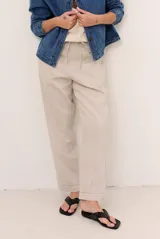 Pantalon de lino color verde militar, de corte recto y holgado, con cintura elastizada y cordón ajustable.
