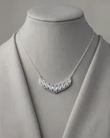 Gargantilla de plata 925 con diseño de media luna decorada con una serie de piedras de luna ovaladas engastadas.