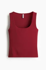 Musculosa corta de microfibra color rojo oscuro, de ajuste entallado con escote cuadrado pronunciado y bajo recto.