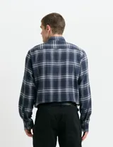 Camisa de franela de manga larga con estampado de cuadros escoceses, cuello button-down y cierre frontal con botones.