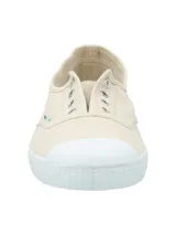 Zapatilla tipo sneaker de estilo clásico, confeccionada en algodón orgánico color beige con puntera reforzada y suela de goma blanca. Presenta un diseño ligero y transpirable con ajuste elástico.
