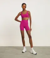 Top deportivo fucsia de microfibra, marca Get Over, con tirantes fijos y copas incorporadas.