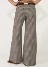 Pantalon de lino a rayas, con diseño de pierna ancha y cordón ajustable en la cintura.