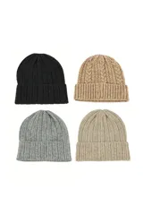 Gorro de lana tejido con diseño de trenzas verticales y borde acanalado con vuelta.