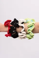 Colita de pelo tejida a mano en algodón color rojo.