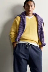 Jersey regular fit de punto tejido en hilatura de algodón, color amarillo, con cuello en V, manga larga y acabados en rib. Presenta un bordado de la marca Fruit of the Loom en el delantero.