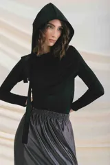 Top negro de mangas largas con frunces en el hombro izquierdo.