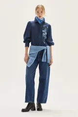 Camisa de lyocell azul oscuro con bordado floral a tono en el pecho y mangas voluminosas. Presenta un calce recto.