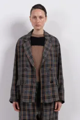 Blazer de corte relajado con estampa tartán, diseño cruzado y hombros caídos.