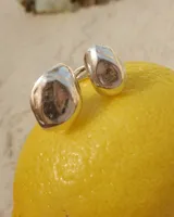 Anillo de diseño orgánico y macizo con forma irregular, elaborado artesanalmente en metal.