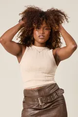 Musculosa blanca de punto acanalado con cuello redondo.