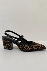 Zapato de cuero con estampado animal print, punta cerrada, pulsera ajustable y taco cuadrado.