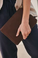 Funda porta iPad de cuero engrasado color marrón con costuras a contratono.