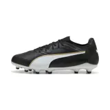 Championes de fútbol Puma King Ultimate FG/AG, color negro con franja Puma Formstrip en blanco y ribete dorado. Suela con tapones redondos y cónicos, ideal para césped natural seco y césped artificial.