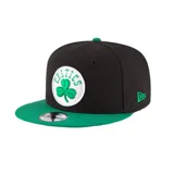 Gorra New Era modelo 9Fifty con diseño de visera plana, corona negra y visera verde. Presenta el logo de los Boston Celtics bordado en relieve sobre un parche circular blanco en el frente y el logo de la marca bordado en el lateral.