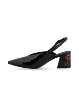 Stiletto destalonado de cuero charolado negro, con punta fina, tira ajustable en el talón con hebilla metálica y taco cuadrado con estampado carey.