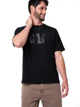 Remera de manga corta color negro con logo de la marca CAT impreso en el pecho en tono sobre tono.