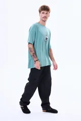 Remera de algodón con efecto lavado, color verde, de manga corta y cuello redondo. Presenta un estampado gráfico en la espalda con la frase 'Iced Latte Club' y el dibujo de un café helado.