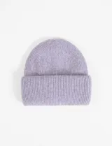 Gorro tipo beanie tejido en punto acanalado, con borde doblado y acabado suave.