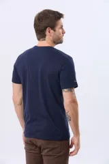 Remera lisa de manga corta y cuello redondo, color gris oscuro, de calce cómodo con pequeño logo bordado en el pecho.