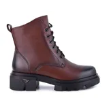 Bota marrón de cuero con cordones negros, suela track y detalle de logo en el talón.